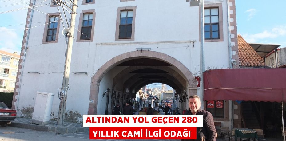 Altından yol geçen 280 yıllık cami ilgi odağı