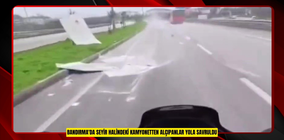 Bandırma'da seyir halindeki kamyonetten alçıpanlar yola savruldu