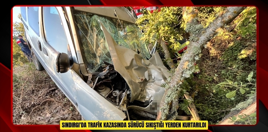 Sındırgı'da trafik kazasında sürücü sıkıştığı yerden kurtarıldı