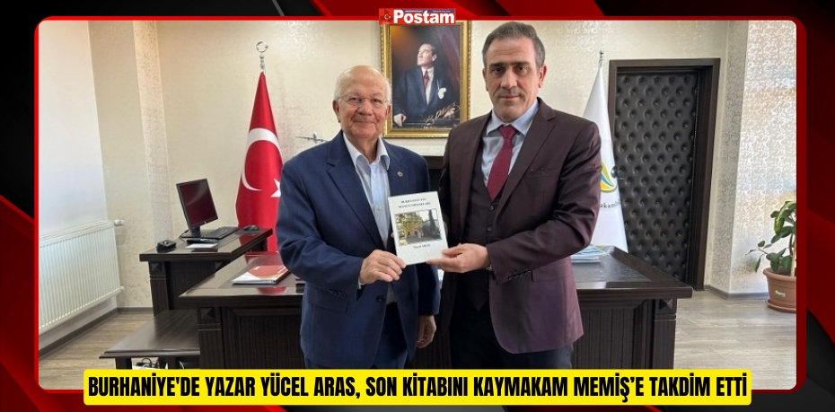 Burhaniye'de Yazar Yücel Aras, son kitabını Kaymakam Memiş’e takdim etti