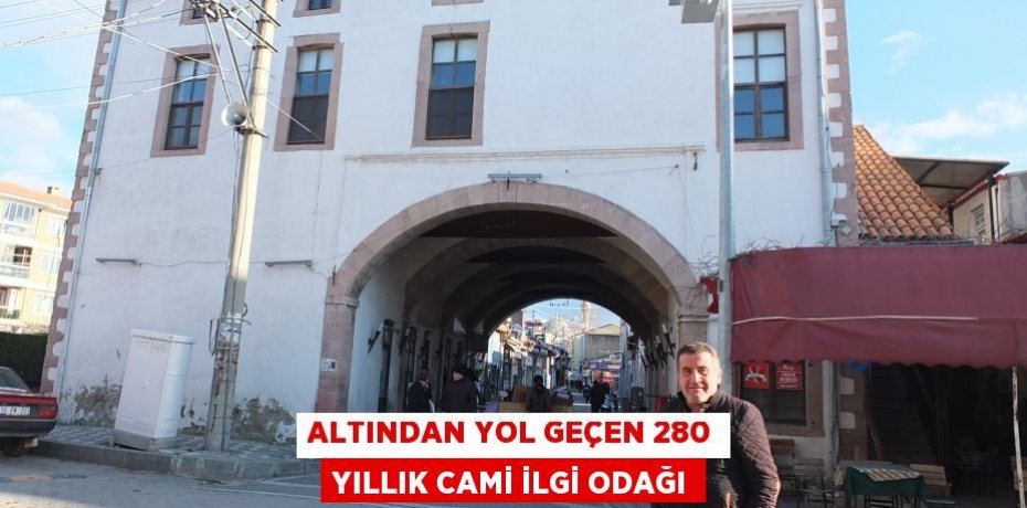 Altından yol geçen 280 yıllık cami ilgi odağı