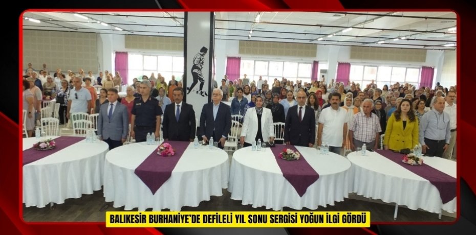 Balıkesir Burhaniye’de defileli yıl sonu sergisi yoğun ilgi gördü  