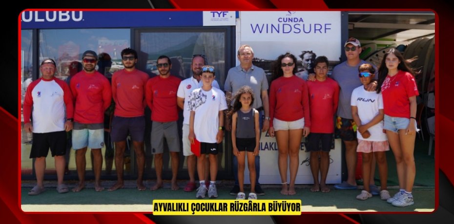 AYVALIKLI ÇOCUKLAR RÜZGÂRLA BÜYÜYOR