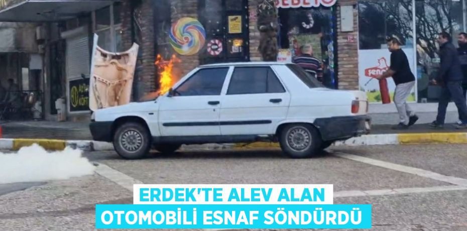 Erdek'te alev alan otomobili esnaf söndürdü
