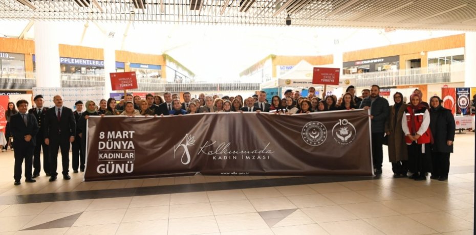 BÜYÜKŞEHİR FARKINDALIK STANDIYLA KADINLARI BİLGİLENDİRDİ