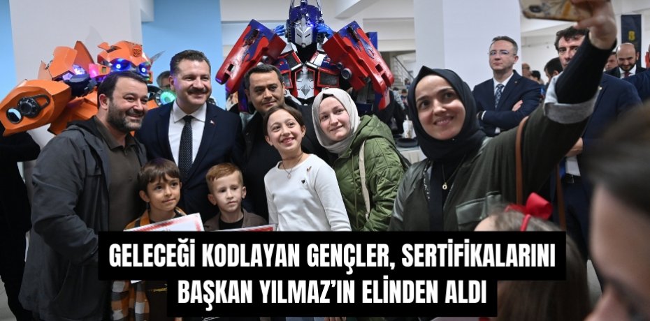 Geleceği kodlayan gençler, sertifikalarını Başkan Yılmaz’ın elinden aldı