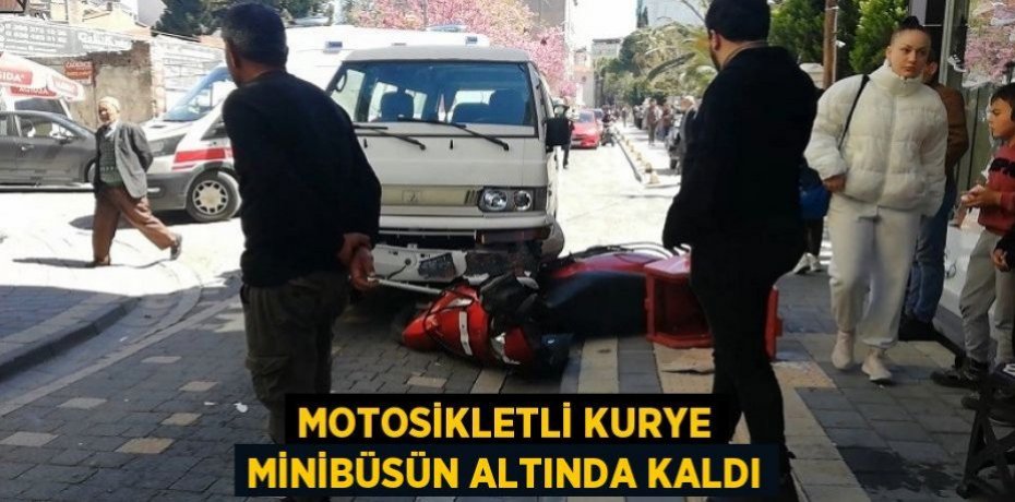 Motosikletli kurye minibüsün altında kaldı