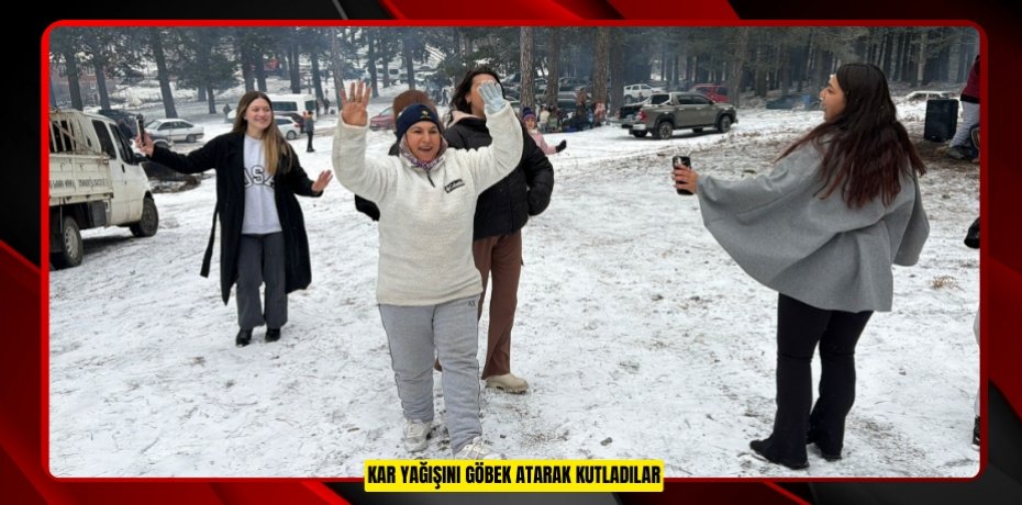 Kar yağışını göbek atarak kutladılar  