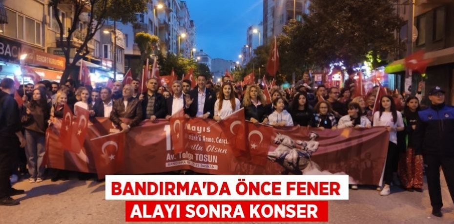 Bandırma'da önce fener alayı sonra konser
