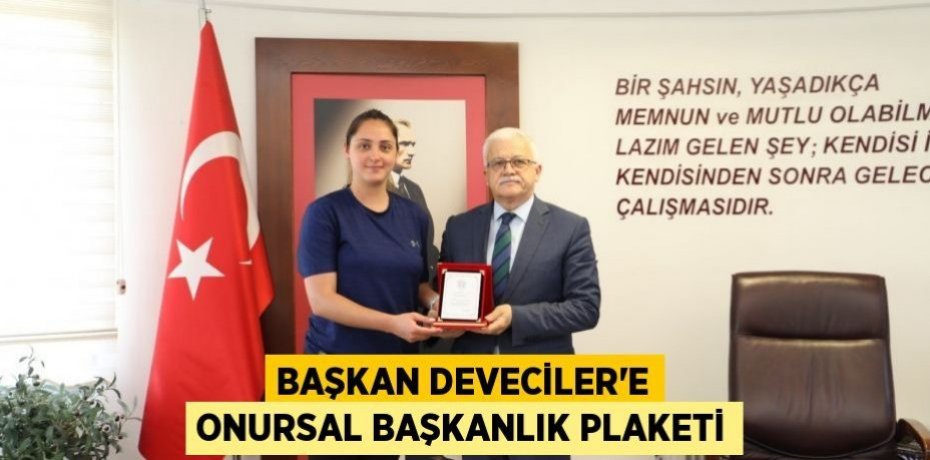 Başkan Deveciler’e onursal başkanlık plaketi