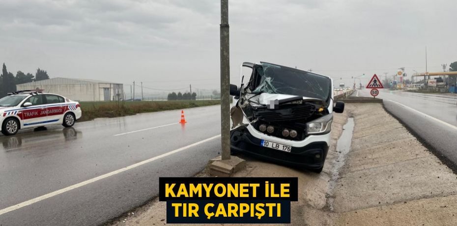 Kamyonet İle Tır Çarpıştı