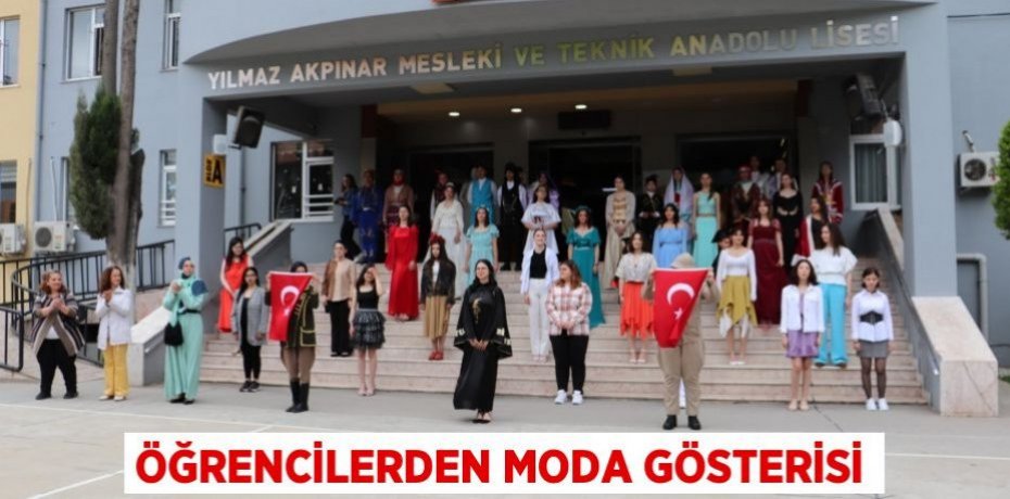 Öğrencilerden moda gösterisi