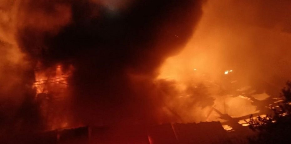 EDREMİT’TE MOBİLYA İMALATHANESİNDE ÇIKAN YANGIN BÜYÜK PANİĞE NEDEN OLDU