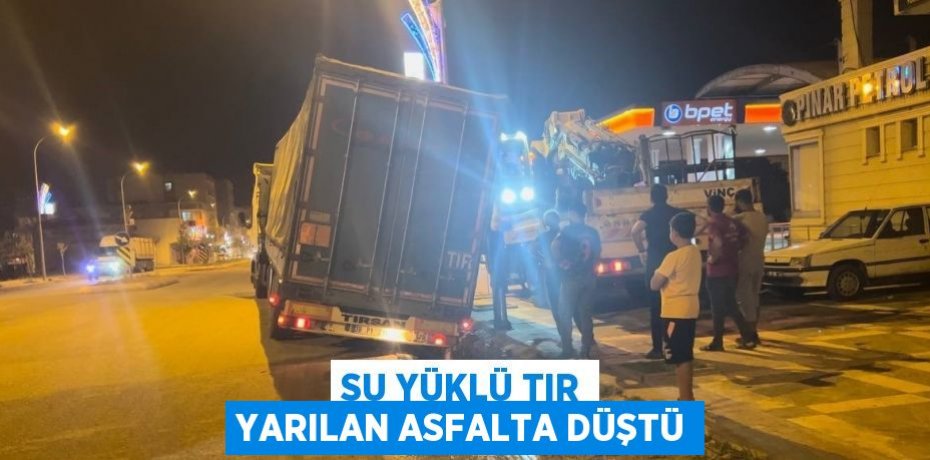 SU YÜKLÜ TIR YARILAN ASFALTA DÜŞTÜ